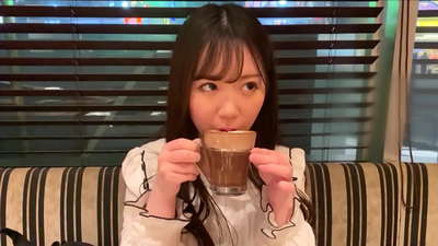 वह एक दोस्त है जो विश्वविद्यालय में उसी क्लब से संबंधित है।और वह क्लब की सबसे आकर्षक लड़की है।यह एक जापानी सेक्सी माहौल है।